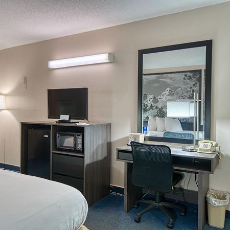 Super 8 By Wyndham Sturgis Hotel Exterior photo